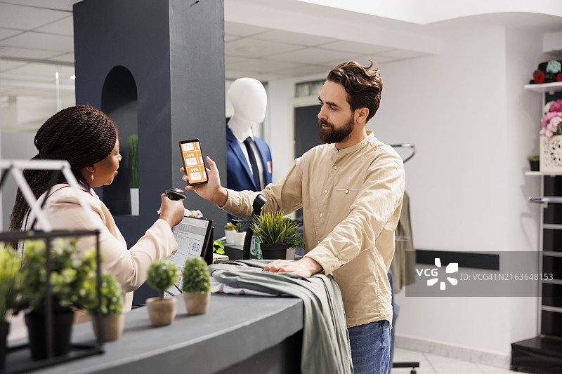 男人使用黑色星期五手机促销代码图片素材