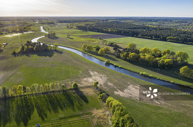 德国下萨克森州维恩豪森附近的阿勒河，蜿蜒穿过田园和森林图片素材
