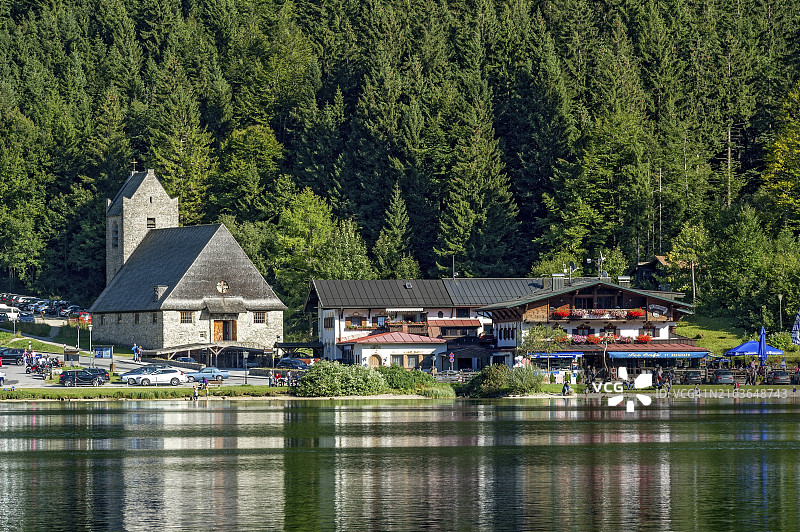 圣伯恩哈德教区教堂，施利尔湖Spitzingsee村，德国巴伐利亚阿尔卑斯山图片素材