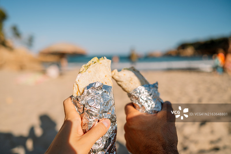 情侣拿着沙威玛的裁剪手图片素材