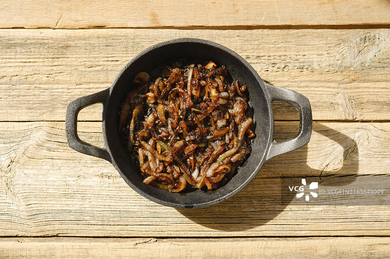 铸铁煎锅中焦糖洋葱的俯视图图片素材