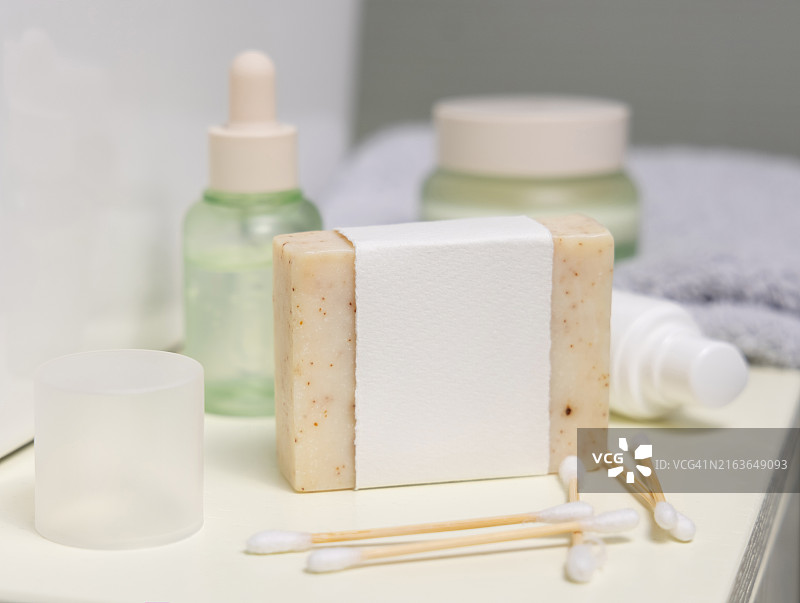 浴室化妆品附近的带空白标签的肥皂图片素材