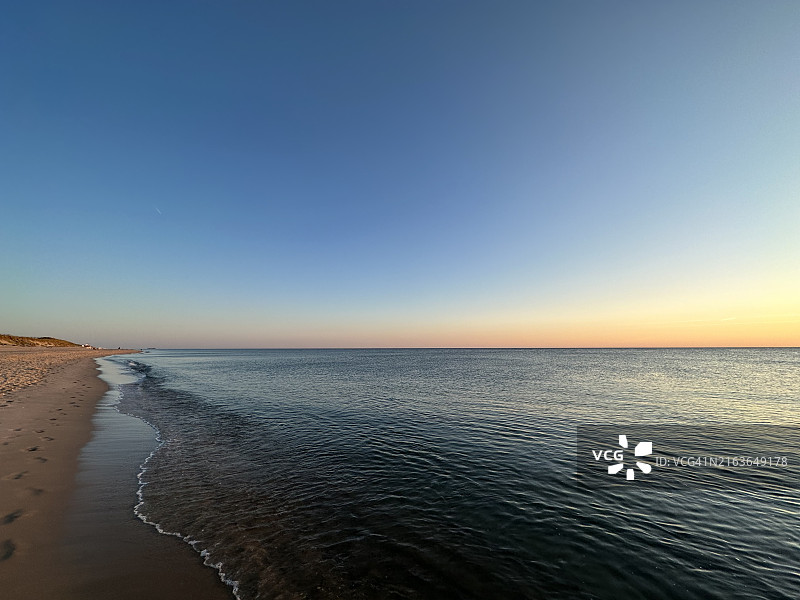 2023年6月德国石勒苏益格-荷尔斯泰因叙尔特岛韦斯特兰波罗的海海滩日落图片素材