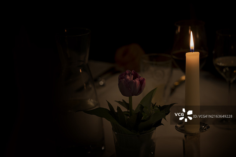桌上的玫瑰和蜡烛特写图片素材