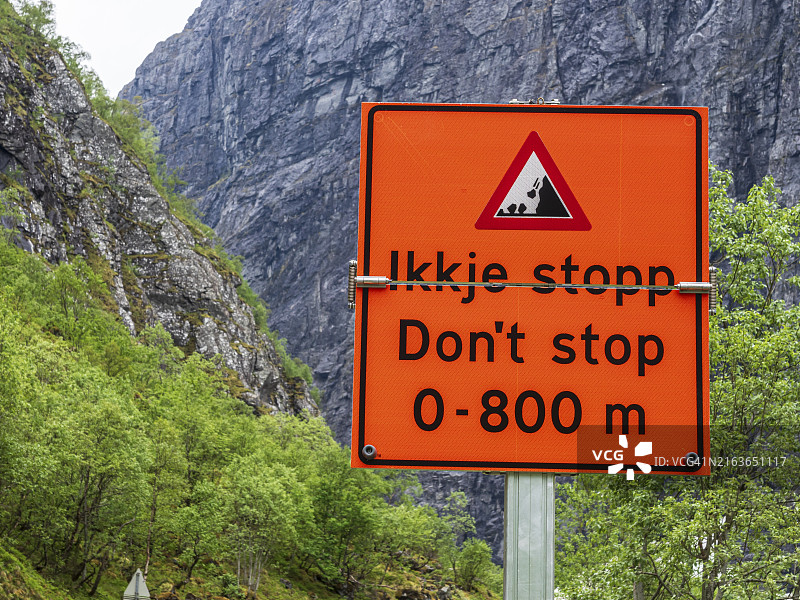 挪威Norangdal山谷的狭窄道路、警告标志和滑坡图片素材