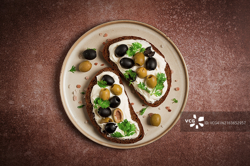 早餐、奶油奶酪橄榄三明治（顶视图）图片素材
