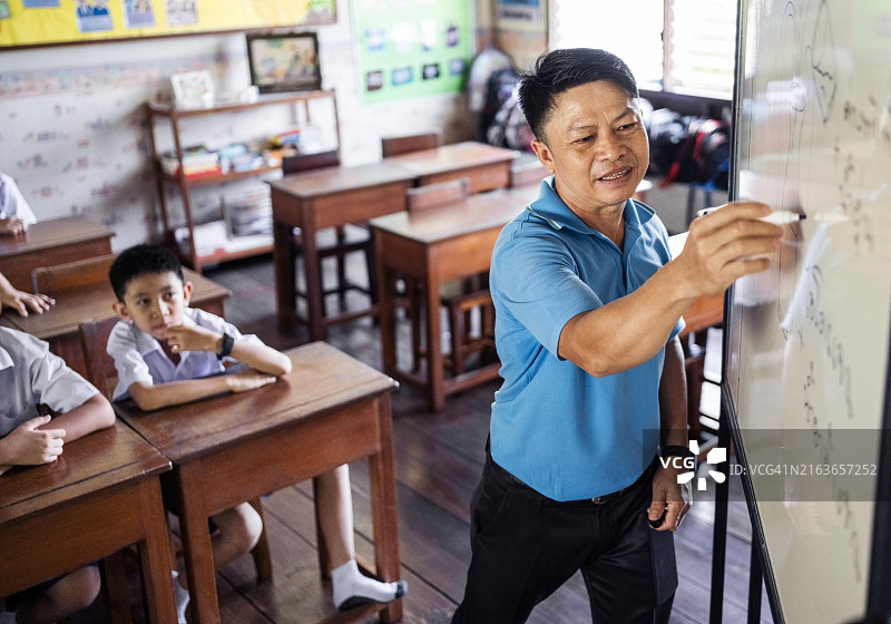 科学老师在白板上给学生讲课图片素材