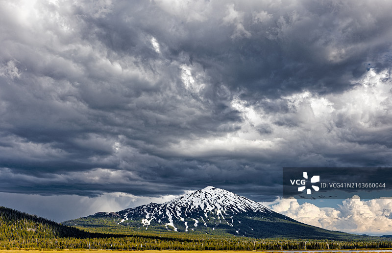 单身汉山上空的云彩图片素材