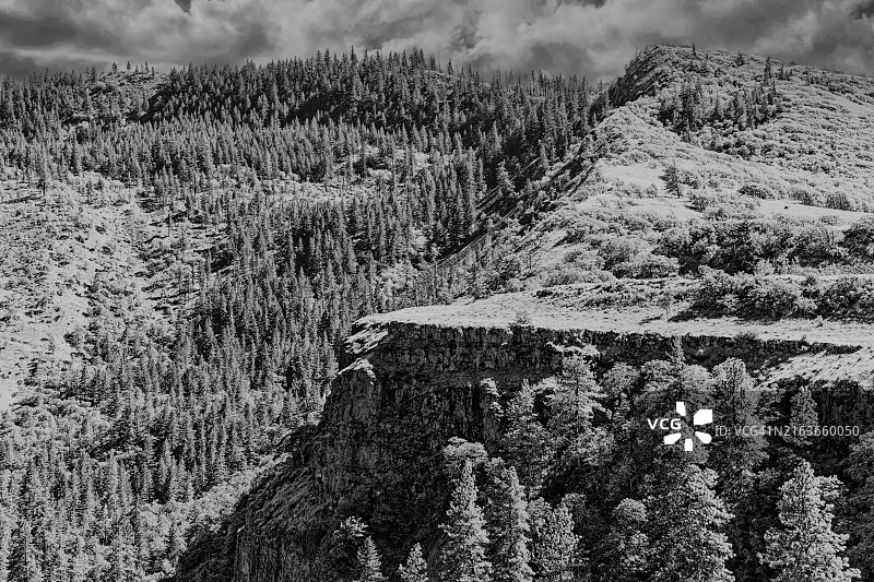 哥伦比亚河峡谷的黑白戏剧感图片素材