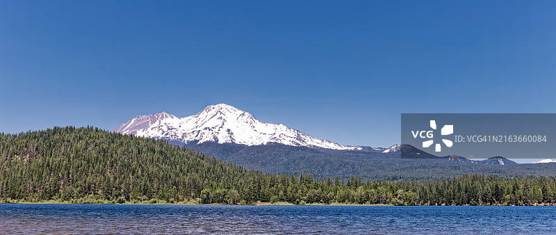 沙斯塔山和锡斯基尤湖图片素材