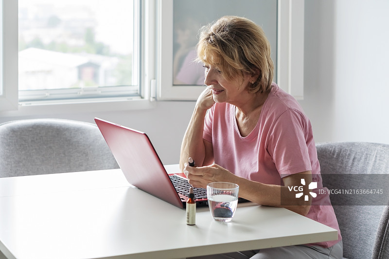 年长的女人使用巴赫花疗法图片素材