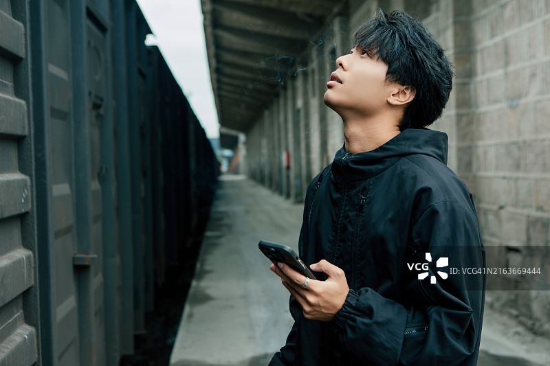 在火车前吸烟的男人图片素材