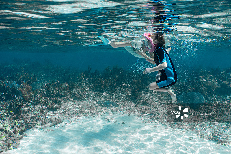 在约翰·彭尼坎普珊瑚礁州立公园浮潜的母女图片素材