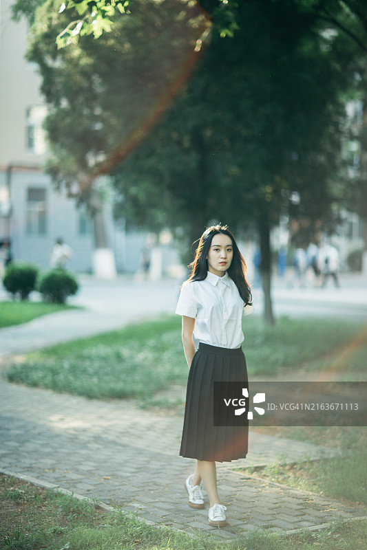 漂亮的大学校园学生图片素材