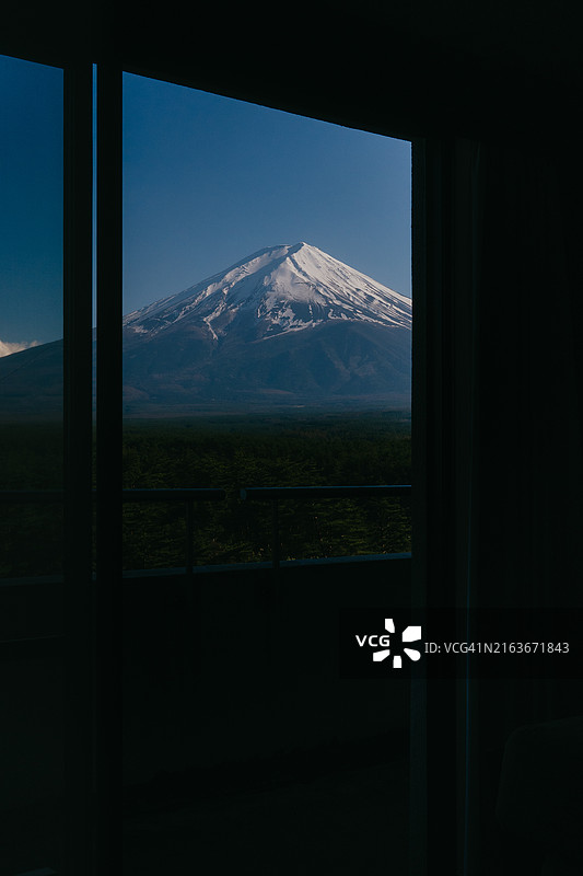 从房间望出去，可以看到日本山梨县壮丽的富士山图片素材