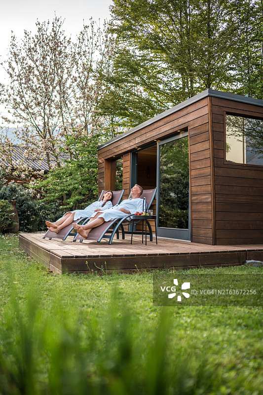 放松的白人夫妇享受桑拿后的休闲时光图片素材