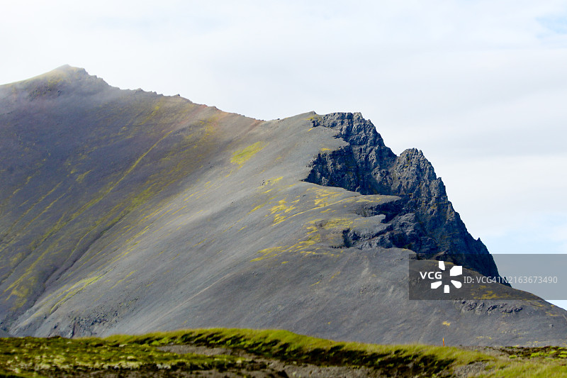 冰岛1号公路沿线的崎岖山峰和壮丽景色图片素材