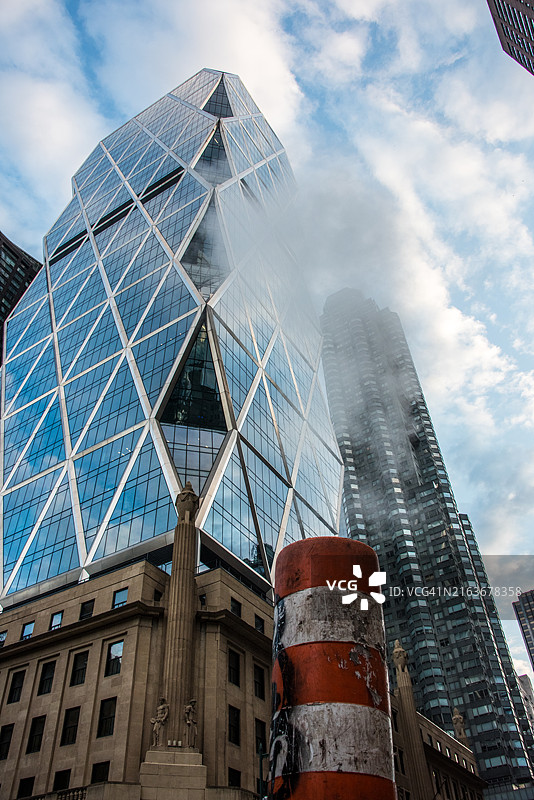 纽约市第八大道赫斯特大厦蒸汽出口图片素材