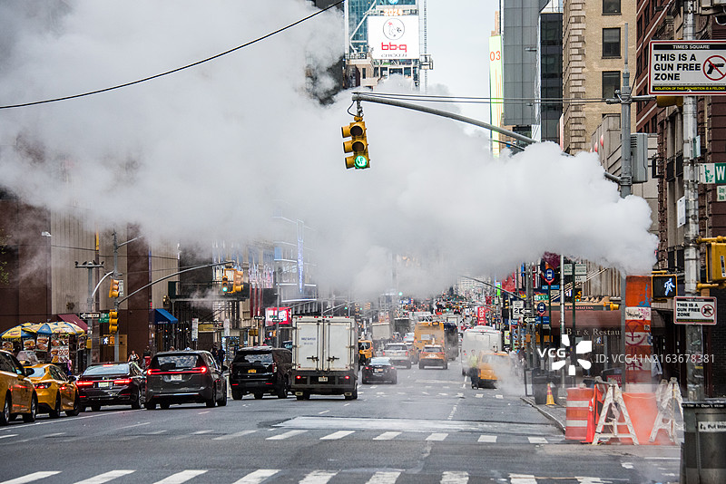 纽约市的蒸汽出口和交通灯图片素材