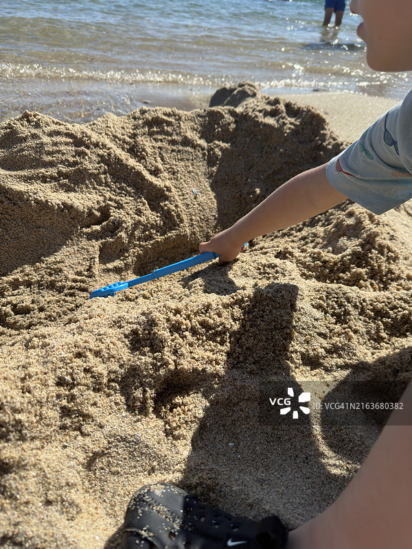 在沙滩上玩耍的小孩身体细节图片素材