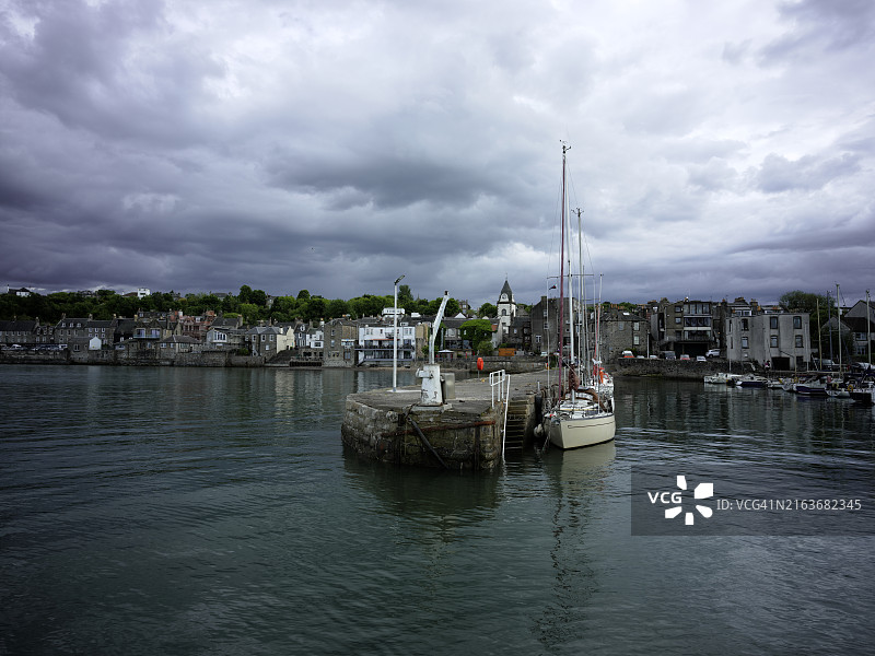 南昆斯费里福斯桥的帆船图片素材