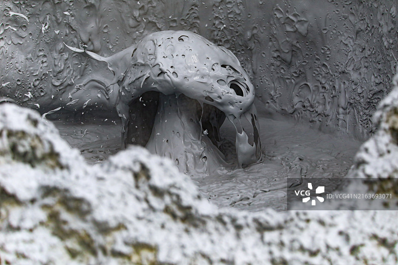 冰岛米湖地热区活跃的泥浆池图片素材