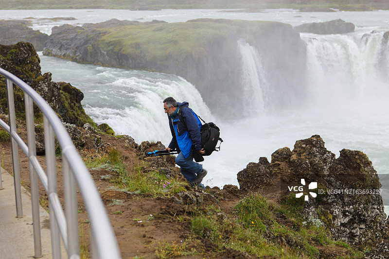 摄影师在冰岛的众神瀑布图片素材