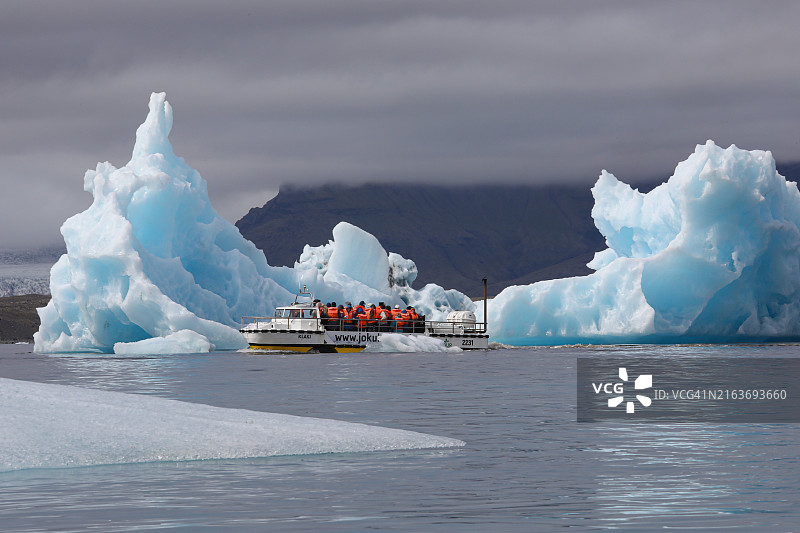 冰岛杰古沙龙冰河湖中航行的观光游船图片素材