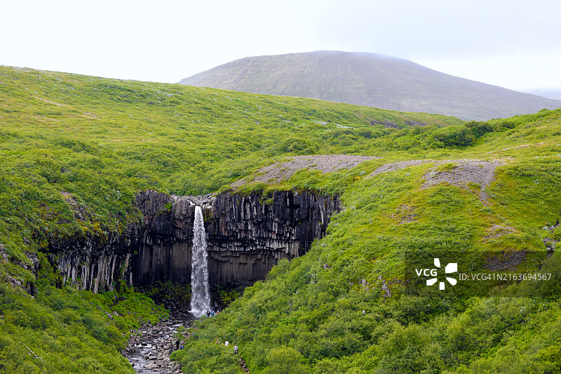 瓦特纳冰川国家公园内有玄武岩柱的斯瓦蒂瀑布，冰岛图片素材