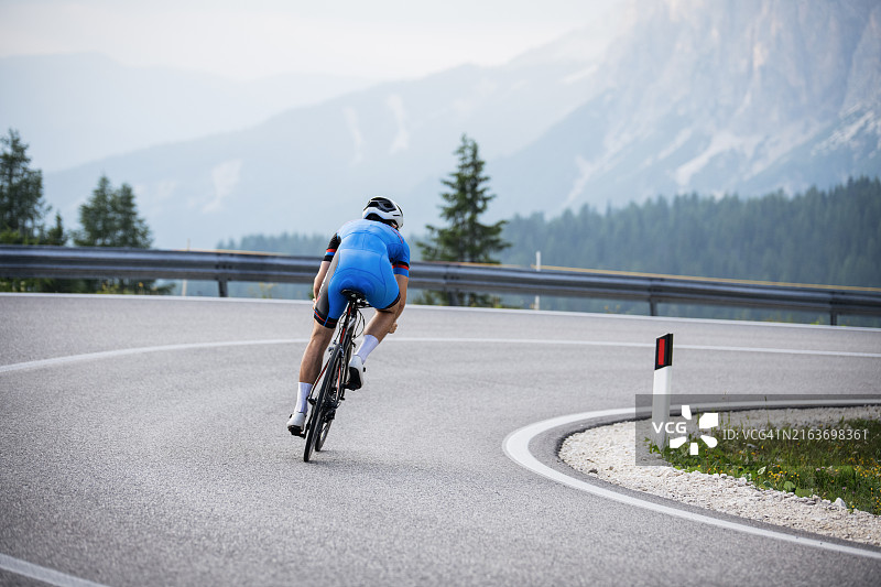 阿尔卑斯山美丽山路上的公路自行车骑行者图片素材