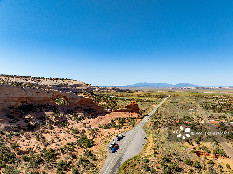 美国犹他州191号公路和威尔逊拱门风景区图片素材