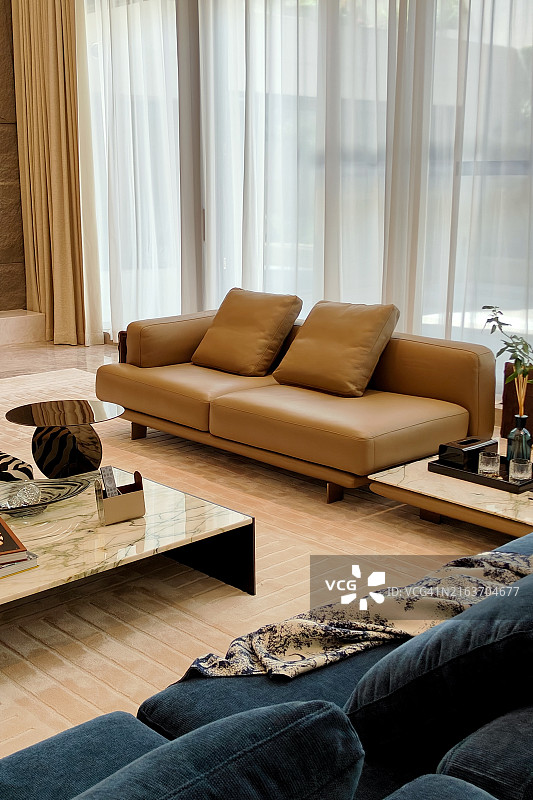 别墅客厅内的皮革沙发图片素材