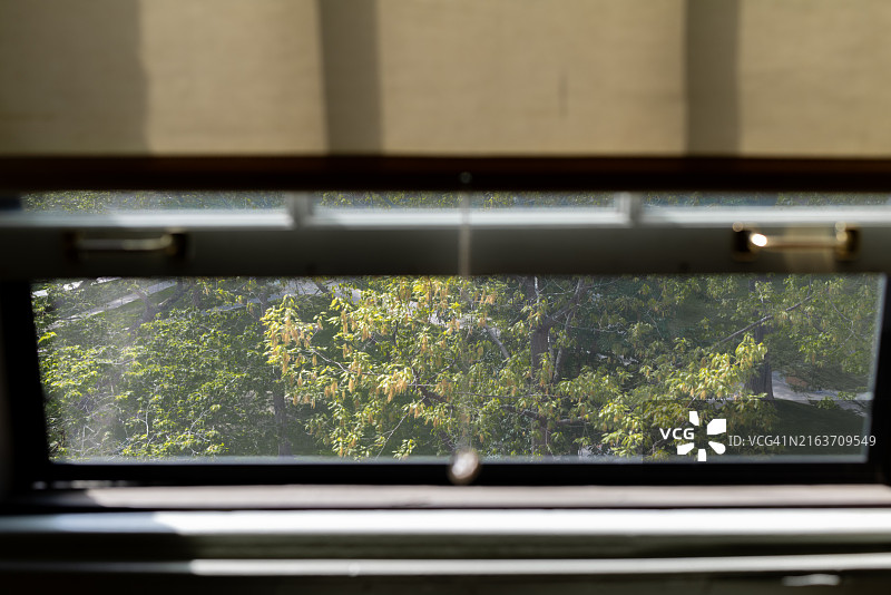 打开的窗户和拉下的窗帘图片素材