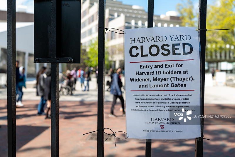 哈佛大学庭院关闭标志图片素材