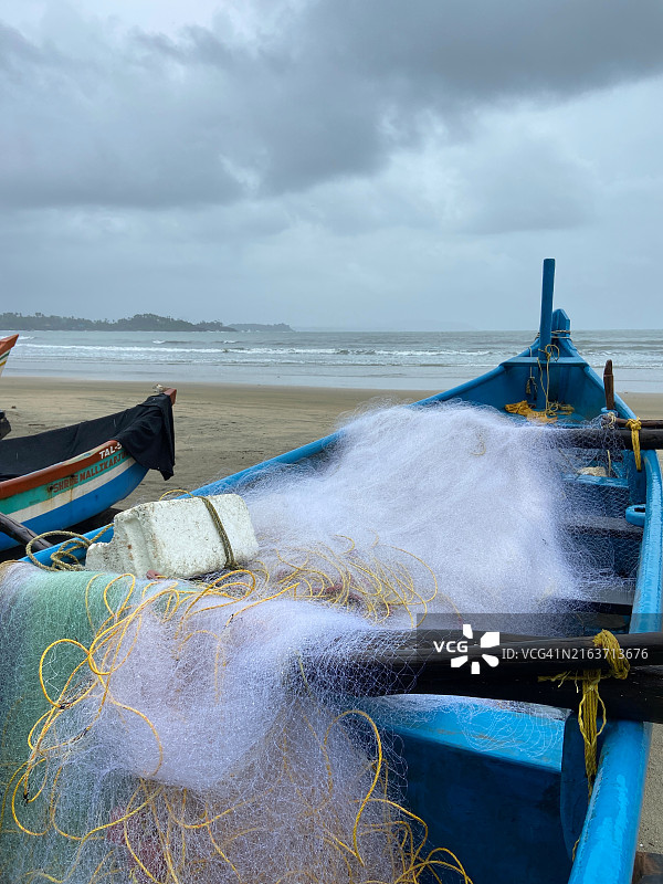 储存在船上和海滩沙滩上的渔网，位于南果阿的帕洛렘海滩图片素材