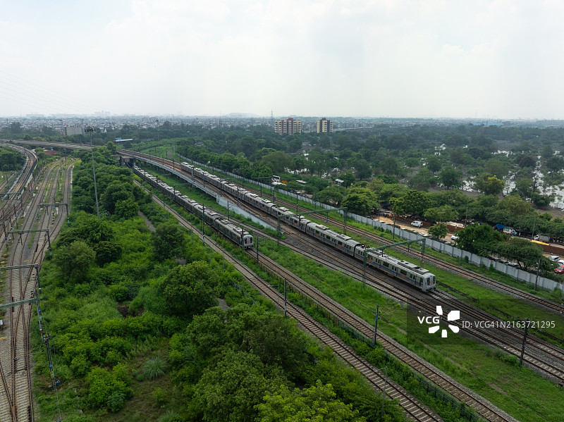 印度新德里地铁列车鸟瞰图图片素材