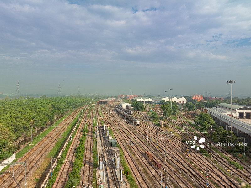 印度新德里地铁列车鸟瞰图图片素材