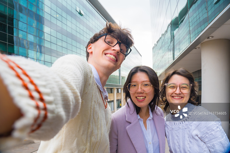 成功的年轻人在金融区自拍图片素材