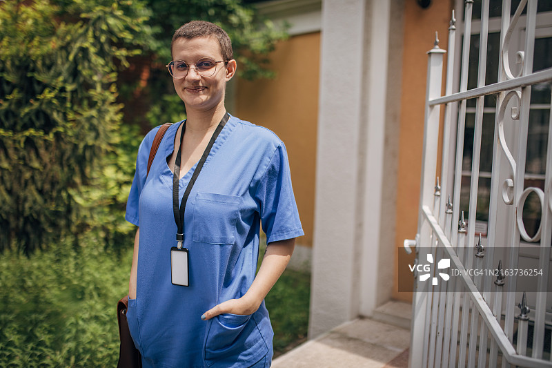 穿手术服、佩戴工作证的护士图片素材