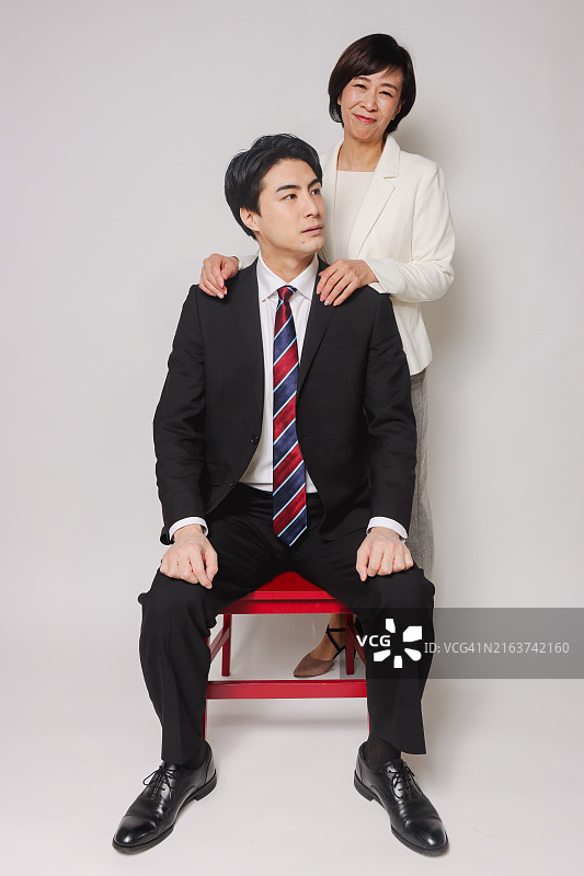 穿着西装的母子肖像图片素材