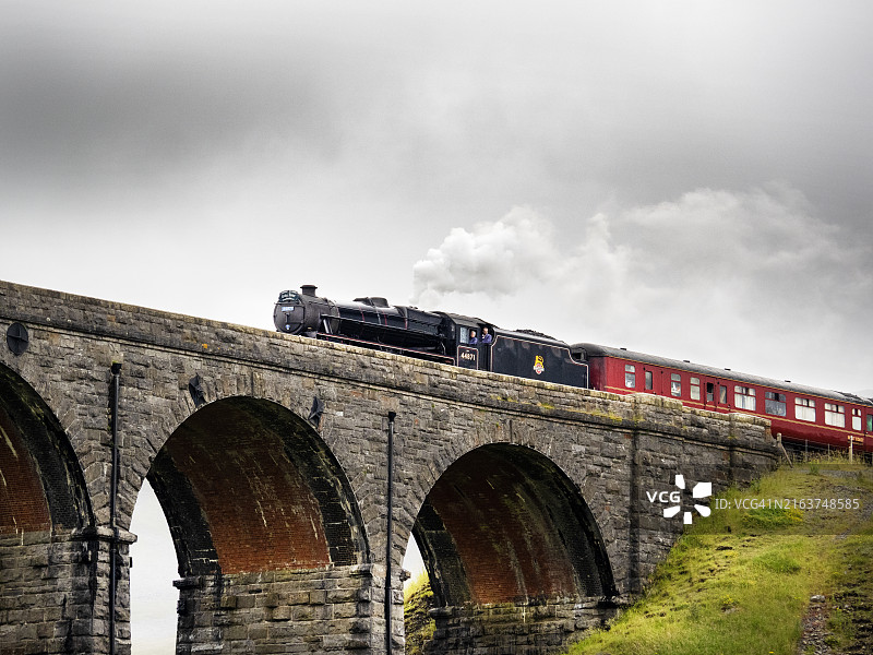 蒸汽火车驶过英国约克郡河谷的里布尔黑德高架桥图片素材