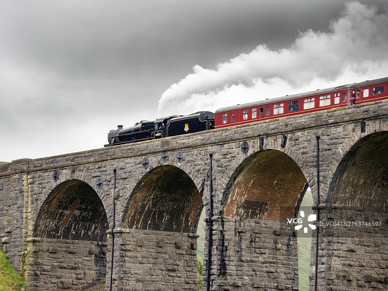 蒸汽火车驶过英国约克郡河谷的里布尔黑德高架桥图片素材