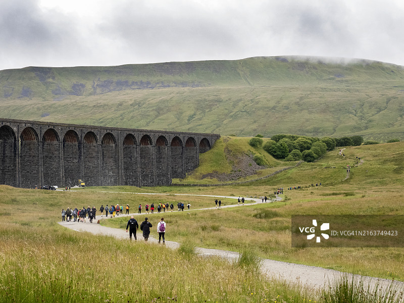 英国约克郡谷地慈善徒步者图片素材