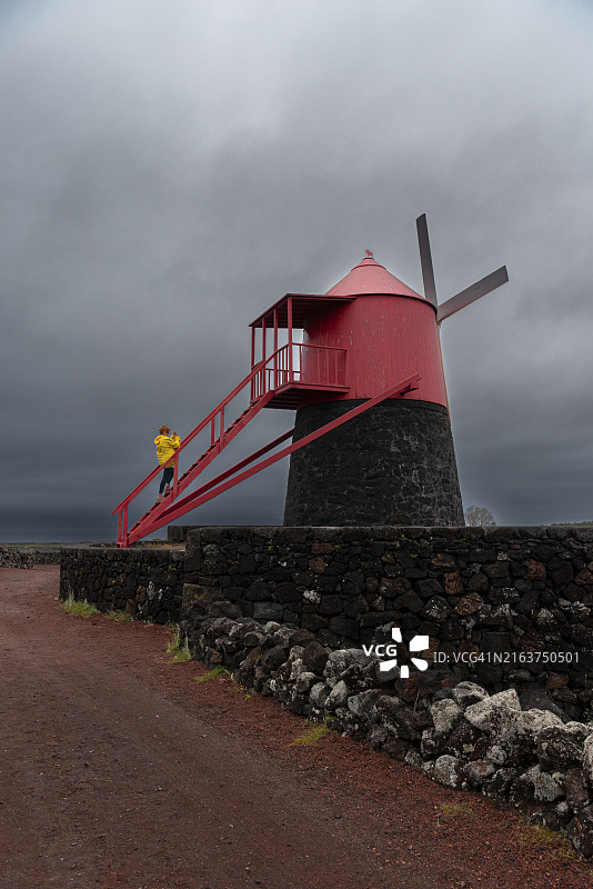 女人拍摄亚速尔群岛的风车图片素材