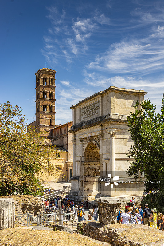 罗马，帝国广场，提图斯凯旋门和罗马圣方济各圣女教堂钟楼图片素材