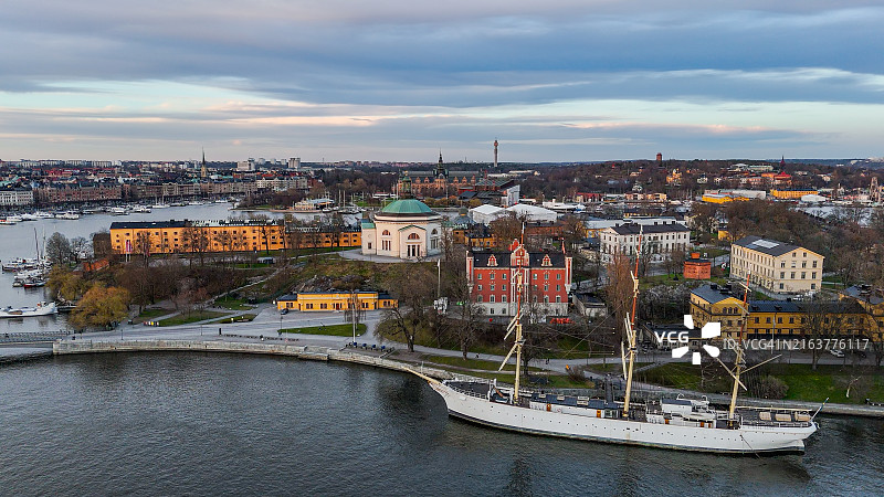 斯凯普霍尔门岛、斯凯普霍尔门教堂、埃里克·埃里克松大厅和阿夫·沙普曼号历史船的航拍图片素材