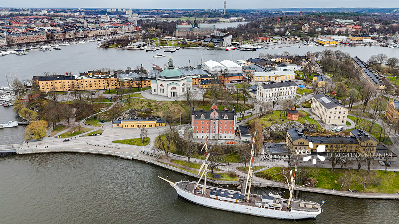 斯凯普霍尔门岛、斯凯普霍尔门教堂、埃里克·埃里克松大厅和阿夫·沙普曼号历史船的航拍图片素材