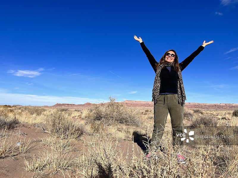 冬季，年轻女背包客独自在亚利桑那州大峡谷国家公园度假图片素材