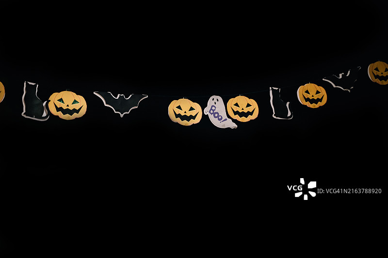 黑色背景上的纸质花环，万圣节装饰图片素材