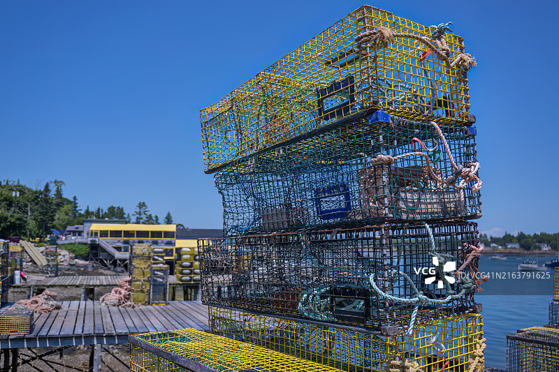 缅因州巴斯港码头上堆放的龙虾陷阱图片素材
